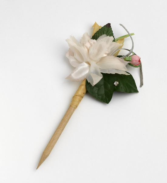 Hairpin, Ziza, 1978, Crafts Council Collection: J107. Photo: Todd-White Art Photography.