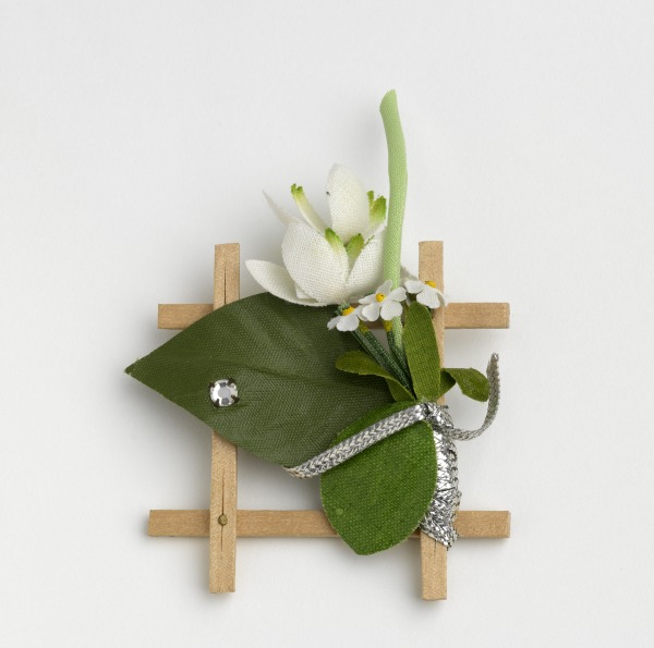 White Wooden Brooch, Ziza, 1978, Crafts Council Collection: J108. Photo: Todd-White Art Photography.